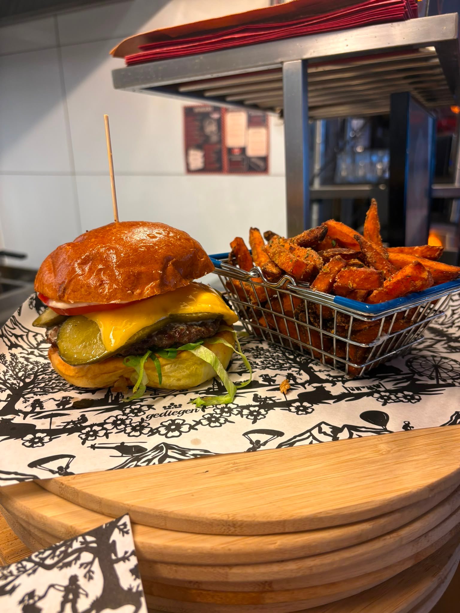 Burger mit Sweet-Potato-Fries