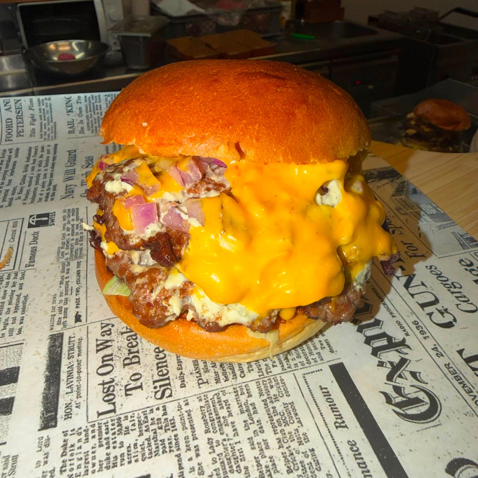 Burger mit Pommes von oben